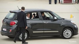 sobarroso_stand_carros_usados_fiat_500l_do_papa_francisco_vai_a_leilo_esta_semana-1.jpg